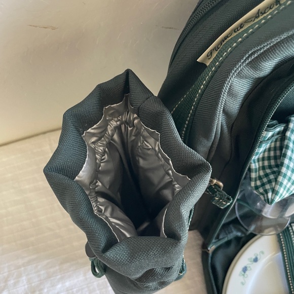 Central Market H.E.B | Travel Picnic Backpack with Utensil and Cup holder - Picture 3 of 9